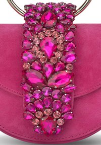 Bolso de ante rosa con un conjunto de variadas piedras preciosas rosas y moradas en forma de lágrima y redonda en el cierre de solapa. Herrajes dorados.
