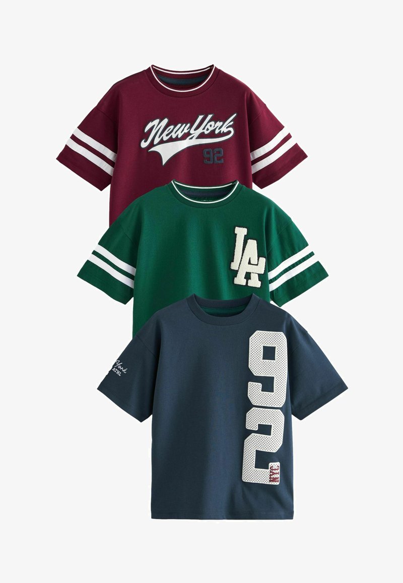Next SHORT SLEEVE GRAPHIC 3 PACK STANDARD - Triko s potiskem - berry navy green varsity