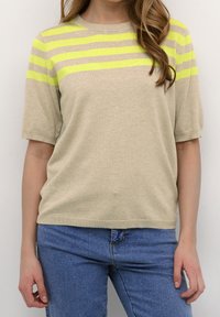 Beige strikket sweater med korte ærmer, der har vandrette neongule striber ved skuldrene og en rund halsudskæring.