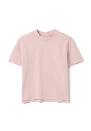 T-shirt rose pâle à manches courtes et col rond avec une coupe décontractée, étalé à plat sur un fond blanc.