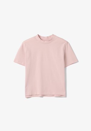 T-shirt rose pâle à manches courtes et col rond avec une coupe décontractée, étalé à plat sur un fond blanc.