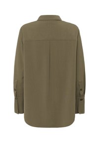 Langärmliges olivgrünes Hemd mit geknöpften Manschetten, einem Rückensteg und einem Mittelschlitz, von hinten auf einem weißen Hintergrund gezeigt.