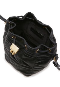 Geantă tip bucket din piele neagră cu textură matlasată, accesorii din aur și închidere cu șnur. Dispune de un interior căptușit cu material textil și un mic buzunar.