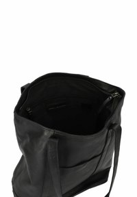 Borsa a tracolla in pelle nera con una texture morbida, apertura superiore e tasca interna con zip. Caratterizzata da spallacci sottili e dettagli di cucitura minimi.