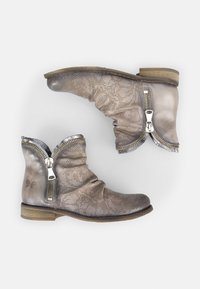 Botas de cuero gris hasta el tobillo con un diseño arrugado, patrón perforado, cierres de cremallera y un tacón bajo de madera.