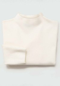 Haut à manches longues blanc en tissu doux et texturé. Présente un col montant et des poignets roulés, avec un design épuré et simple.