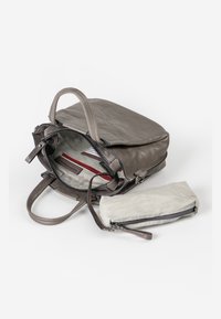 Borsa a tracolla in pelle grigia con cerniera superiore e doppi manici. L'interno presenta una fodera in tessuto a righe e tasche di accento rosse. Include una piccola pochette.