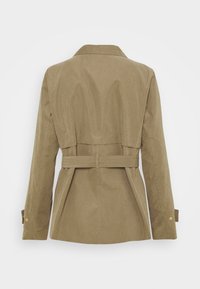 Kaki trenčkot s páskem, dlouhými rukávy, knoflíkovými manžetami a zadní větrací klapkou, zobrazený zezadu na hladkém bílém pozadí.