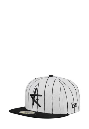 Weiße Baseballkappe mit schwarzen Streifen, flachem Schirm und gesticktem schwarzen Logo. Verfügt über eine strukturierte Krone und eine schwarze Unterseite des Schirms.