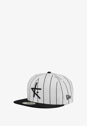 Cappellino da baseball bianco con strisce nere, visiera piatta e logo ricamato in nero. Presenta una corona strutturata e una visiera inferiore nera.