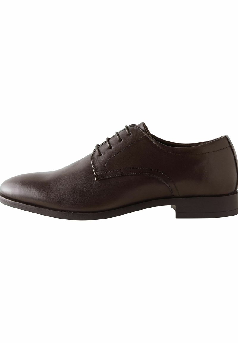 Pantofii oxford din piele maro, cu un finisaj neted, design cu șireturi, vârf ascuțit și toc mic. Vedere laterală care evidențiază silueta elegantă.