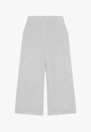 Pantaloni ampi grigi chiari realizzati in un tessuto texturizzato e intrecciato, con vita alta e senza cuciture o tasche visibili.