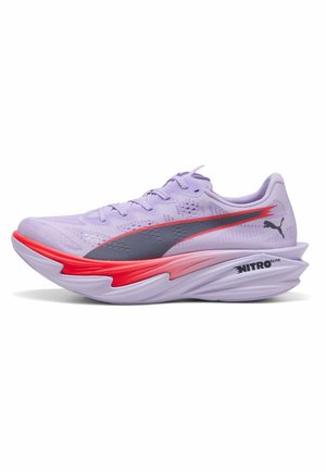 Pantof de alergare culoare mov deschis cu logo Puma gri și roșu, talpă albă groasă inscripționată Nitro Elite și partea superioară din plasă cu șireturi.