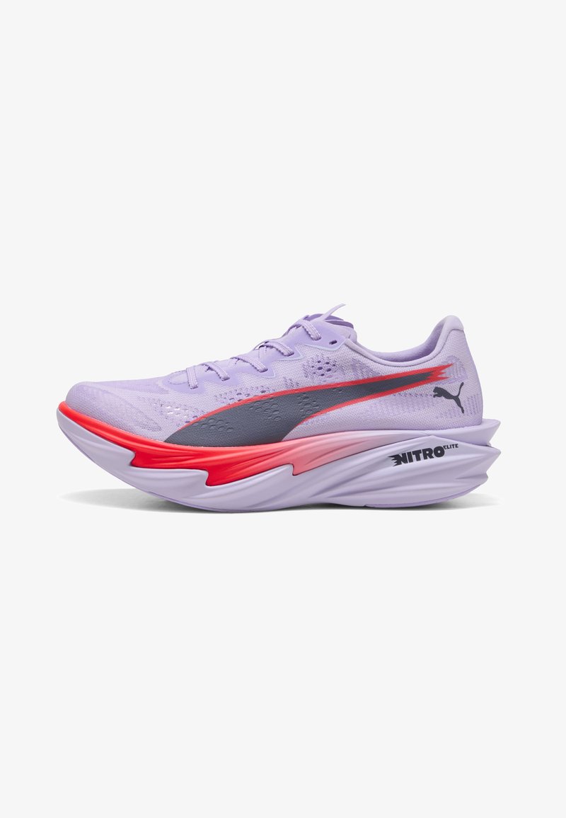 Ανοιχτό μωβ αθλητικό παπούτσι με γκρι και κόκκινο λογότυπο Puma, παχύ λευκό πάτο με την επιγραφή Nitro Elite και μπροστινό μέρος από διχτυωτό υλικό με κορδόνια.