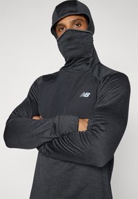 New Balance GRID BALACLAVA HOODIE - Pikkade varrukatega topp - black