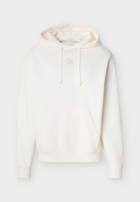 Εκρού φούτερ με κουκούλα, μπροστινή τσέπη τύπου καγκουρό, ρυθμιζόμενη κουκούλα με κορδόνι, ριμπ μανσέτες και τελείωμα, και ένα μικρό τετράγωνο λογότυπο στο στήθος.