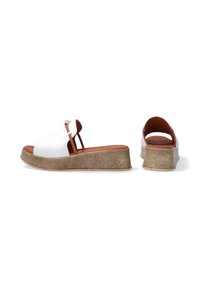 Hvide platform sandaler med en trætekstureret sål og brune detaljer, der har et udskæringsdesign og et dekorativt sølv element.