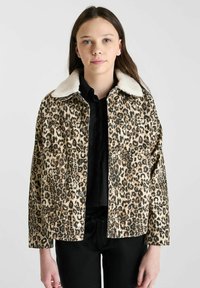 Jeansjack met luipaardprint en een crèmekleurige nepbont kraag, voorzien van vier zakken, drukknoopsluitingen en een losse pasvorm.
