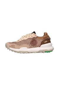 Sneaker con una toma perforata beige, dettagli marroni, lacci multicolore e una suola intermedia bianca con dettagli verdi sulla suola.