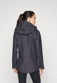 Zwarte waterdichte jas met capuchon, heeft een soepele textuur, lange mouwen en een gebogen zoom. Ontworpen voor buitengebruik.