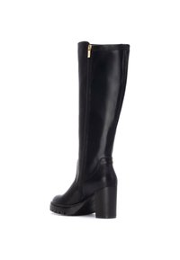 Botas de cuero negro hasta la rodilla con tacón grueso y cremallera lateral. Textura suave y diseño elegante, con un detalle de cremallera dorada.