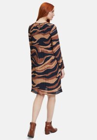 Betty Barclay KURZARM - Jurk - blau camel