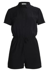 Une combinaison noire à manches courtes avec un col pointu, un devant à boutons, une poche poitrine unique et une taille élastique avec cordon de serrage.