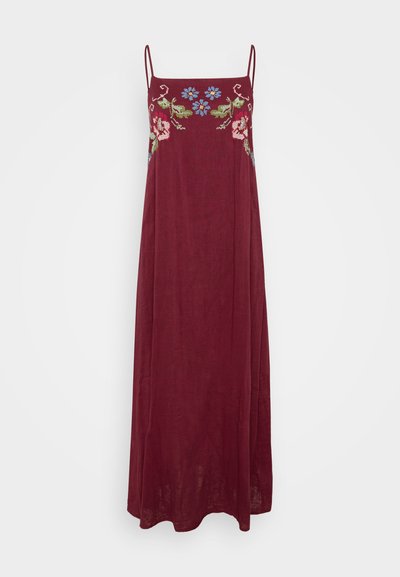Vestido largo burdeos con tirantes ajustables, que presenta patrones florales bordados en azul y verde en el corsé. Textura suave.
