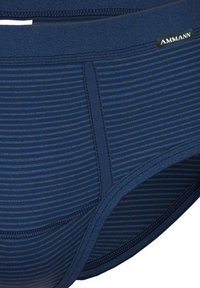 Dunkelblaue Herrenunterwäsche mit vertikalen Streifen, ausgestattet mit einem glatten elastischen Bund, der mit "AMMANN" beschriftet ist, und weichem, dehnbarem Stoff.