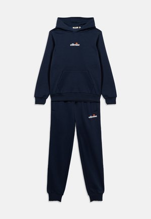 Námornícky modrá tepláková súprava s kapucňou a joggermi, s bielym logom ellesse s oranžovým detailom na hrudi a na ľavej nohavici.