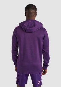 Felpa con cappuccio viola a maniche lunghe, con dettagli rosa sulle spalle e una texture morbida. Vista posteriore.