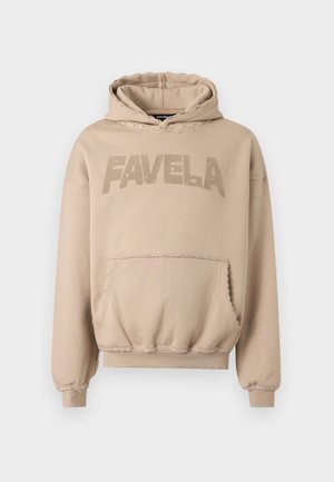Felpa con cappuccio beige con tasca frontale e cappuccio con bordi sfrangiati e scritta "FAVELA" tono su tono sul petto.