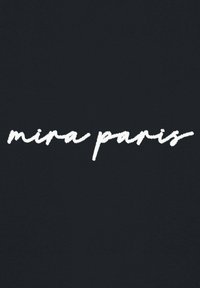 Sfondo nero con il testo "mira paris" in un font bianco scritto a mano. Le lettere sono leggermente texturizzate, dando un aspetto morbido.