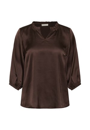 Blusa de satén marrón con mangas tres cuartos, escote en V y detalle fruncido en el escote y las mangas. Textura suave, tejido ligero.