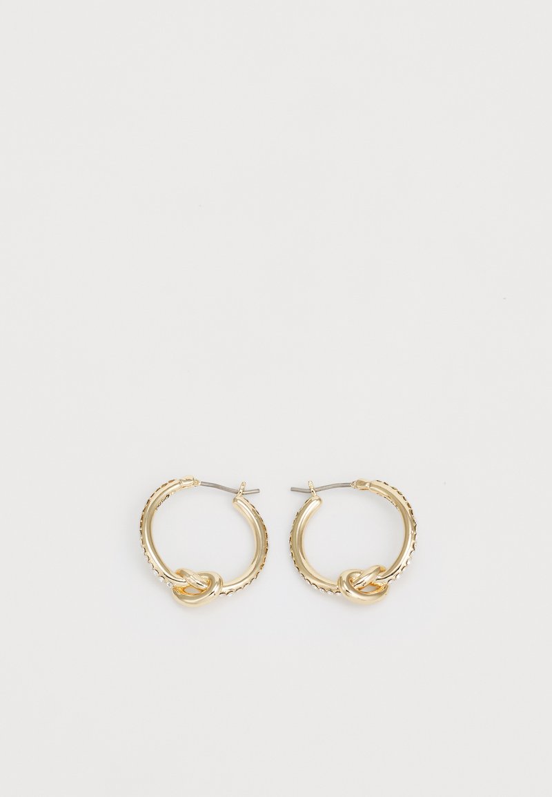 Pendientes de aro de oro con un diseño de cuerda retorcida y un detalle de nudo en la parte frontal, con una superficie texturada y un acabado brillante.