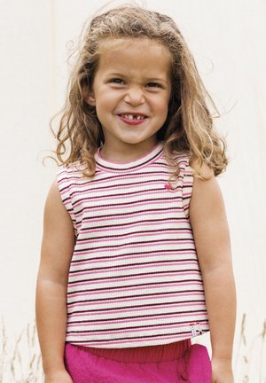 Gestreept mouwloos shirt in wit, roze en bordeaux met een ronde halslijn, gecombineerd met een roze getextureerde rok, op een lachend kind.
