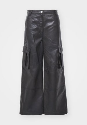 Pantaloni cargo in pelle nera con design a gamba larga, dotati di due tasche laterali e cuciture dettagliate. Il tessuto ha una texture liscia e lucida.