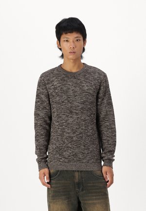 Dunkelbrauner gestrickter Pullover mit Rundhalsausschnitt, langen Ärmeln und gerippten Bündchen und Saum. Hat ein strukturiertes, abwechslungsreiches Muster.
