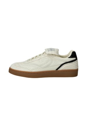 Baskets blanches en cuir avec design perforé, accent noir au talon et semelle en caoutchouc marron. Présente des lacets plats et une languette rembourrée.