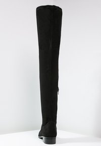Černé nadkolenní boty vyrobené z materiálu připomínající suede, s texturovaným povrchem, štíhlým tvarem a zadním zipem pro snadné obutí.
