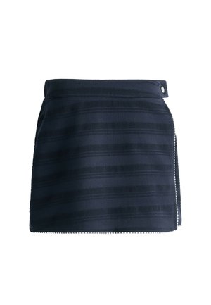 Mornarsko plava mini suknja s horizontalnom prugastom teksturom, koja ima bočni patentni zatvarač i jedan gumb na pojasu.