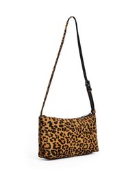 Sac à épaule en imprimé léopard, avec un tissu marron orangé, une bandoulière noire, une forme rectangulaire, une texture lisse et une fermeture éclair.