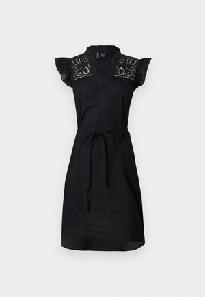 Vestido negro hasta la rodilla con mangas con volantes, escote en V, detalle de encaje en los hombros y cinturón para atar en la cintura.