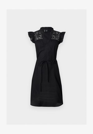 Robe noire longueur genoux avec manches volantées, col en V, détail en dentelle sur les épaules et ceinture à attacher à la taille.