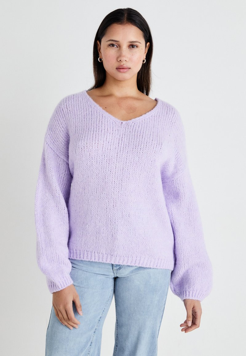 Lilac gebreide trui met een V-hals en oversized mouwen. Beschikt over een losse pasvorm en ribgebreide zoom, gemaakt van een zachte, gebreide stof.