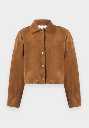 Brązowa zamszowa kurtka cropped z kołnierzem, długimi rękawami i pięcioma okrągłymi zatrzaskami z przodu. Gładka struktura, minimalistyczny design.