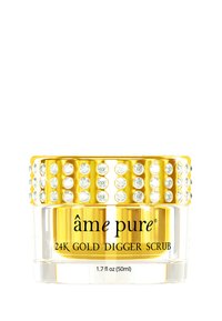 Durchsichtiger Glasbehälter mit einem goldenen Deckel, der mit runden Strasssteinen geschmückt ist. Das Etikett trägt die Aufschrift "âme pure 24K Gold Digger Scrub," 1,7 fl oz (50ml).
