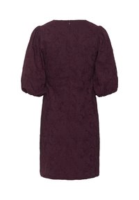 Vestido morado hasta la rodilla con mangas de tres cuartos abullonadas y un sutil patrón texturizado de flores, mostrado desde la parte posterior con una cremallera central.