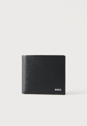 Czarny teksturowany skórzany portfel dwuczęściowy z wytłoczonym srebrnym logo "BOSS" w prawym dolnym rogu.