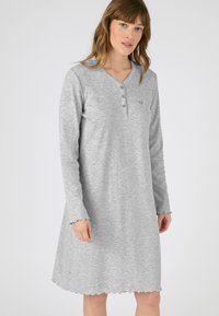 Vestido de noche gris de manga larga con escote tipo henley, cierre de tres botones, textura acanalada y dobladillo con detalles en forma de ondas.